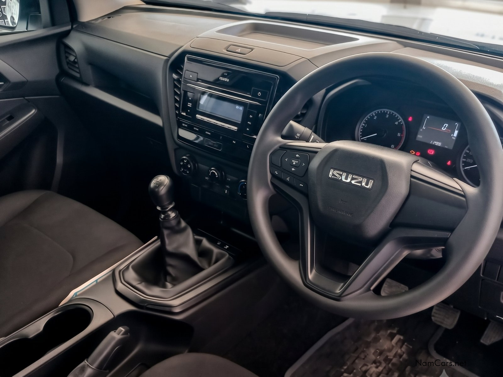2025 Isuzu D-MAX photo 3