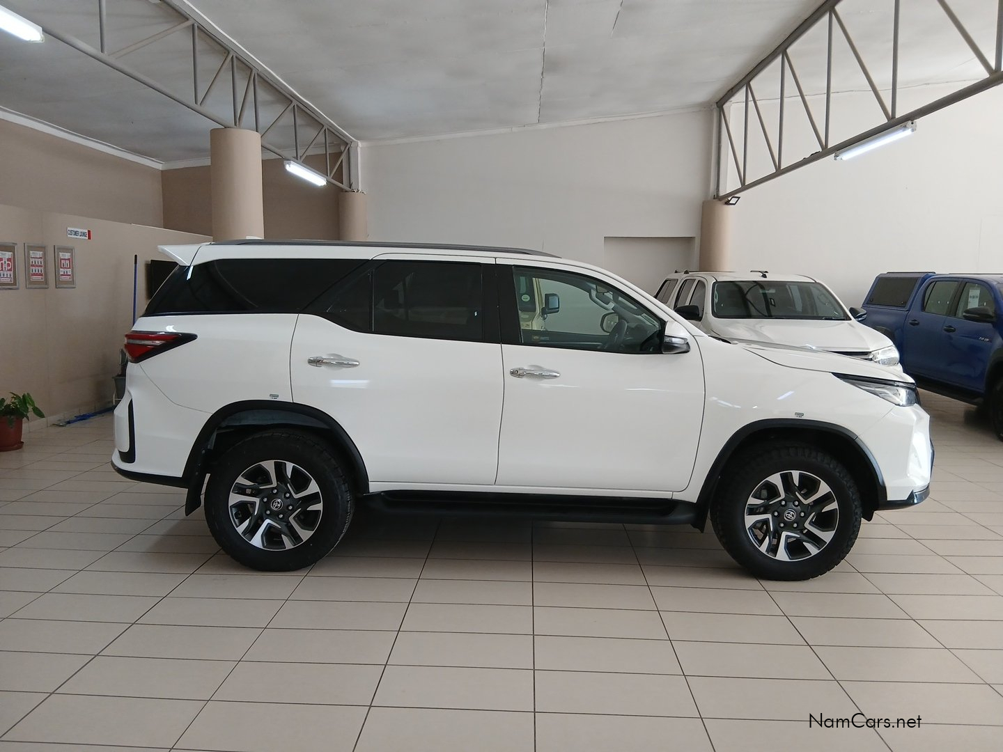2025 Toyota Fortuner photo 2