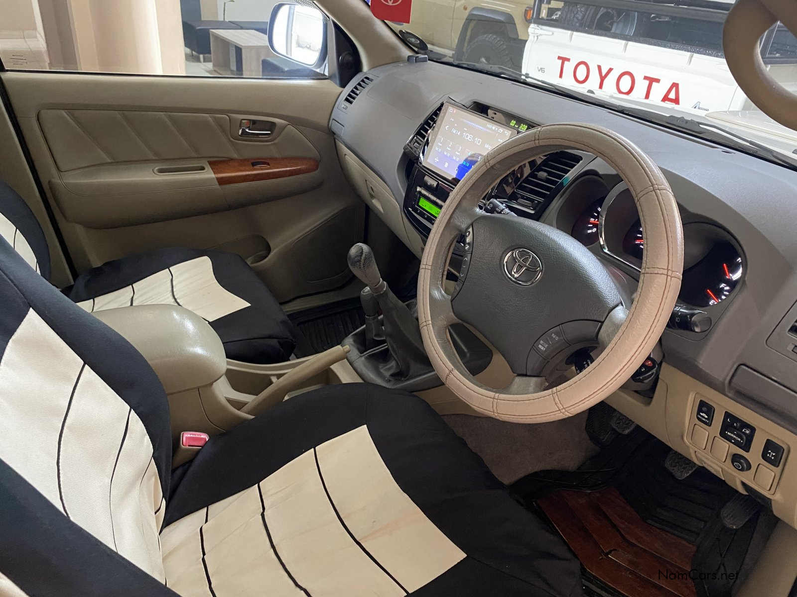 2011 Toyota Fortuner photo 5