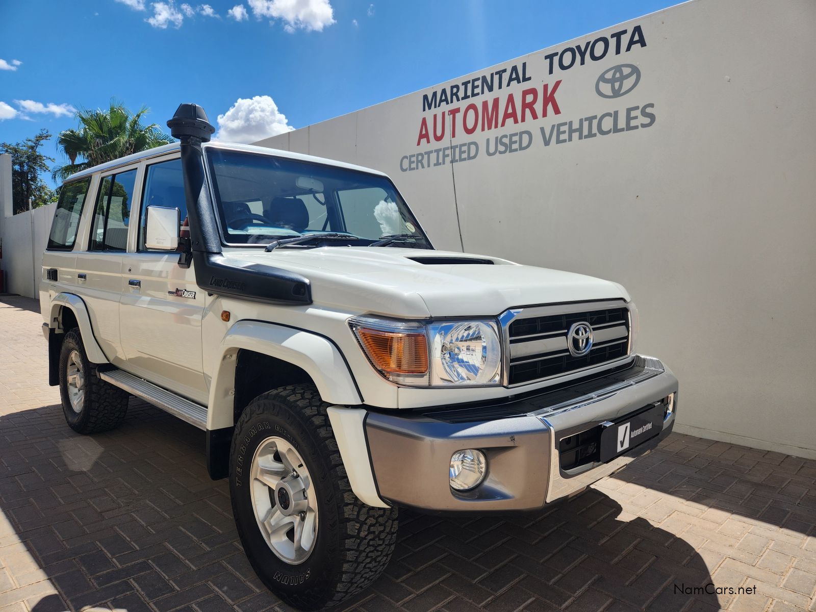 2020 Toyota Land Cruiser photo 1