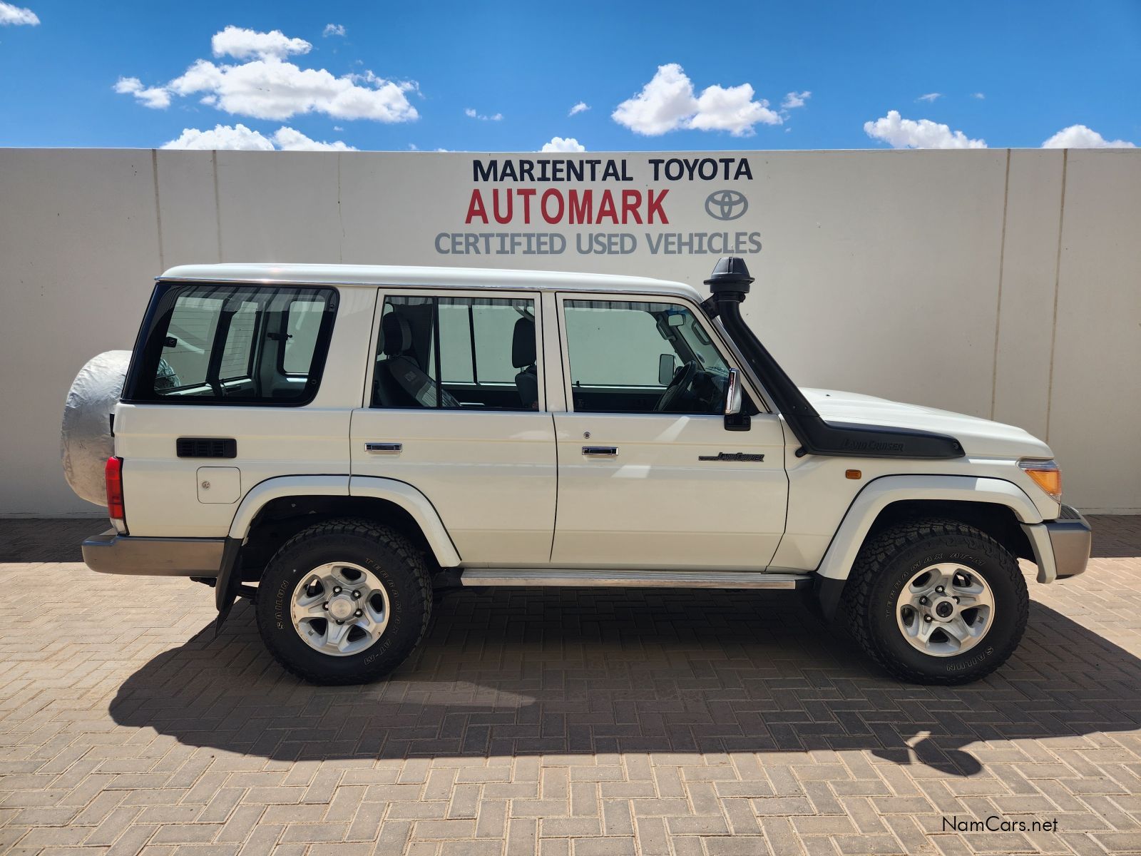 2020 Toyota Land Cruiser photo 3