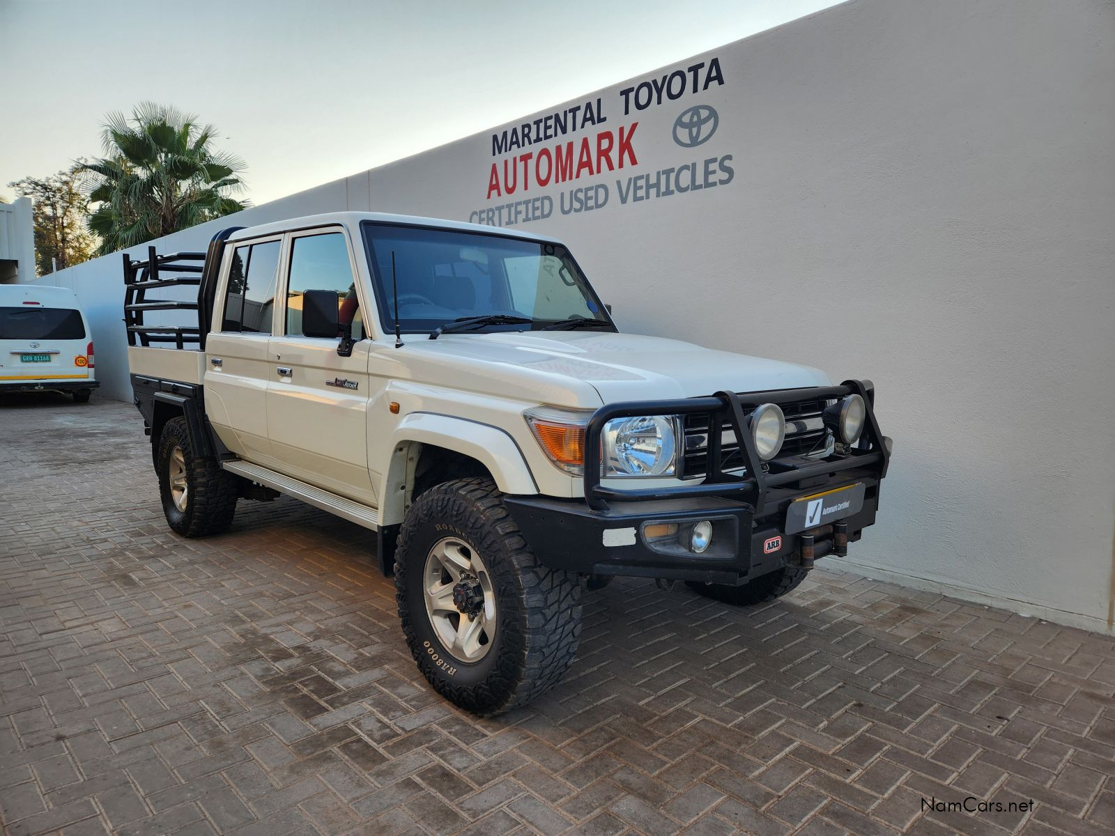 2016 Toyota Land Cruiser photo 1