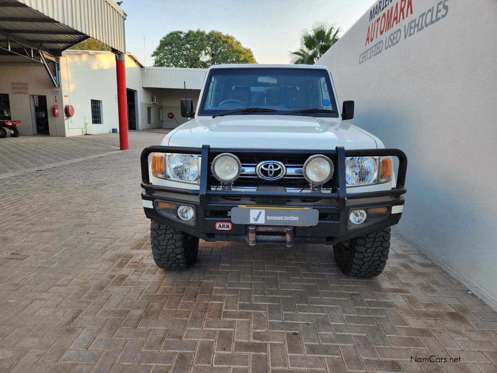 2016 Toyota Land Cruiser photo 2