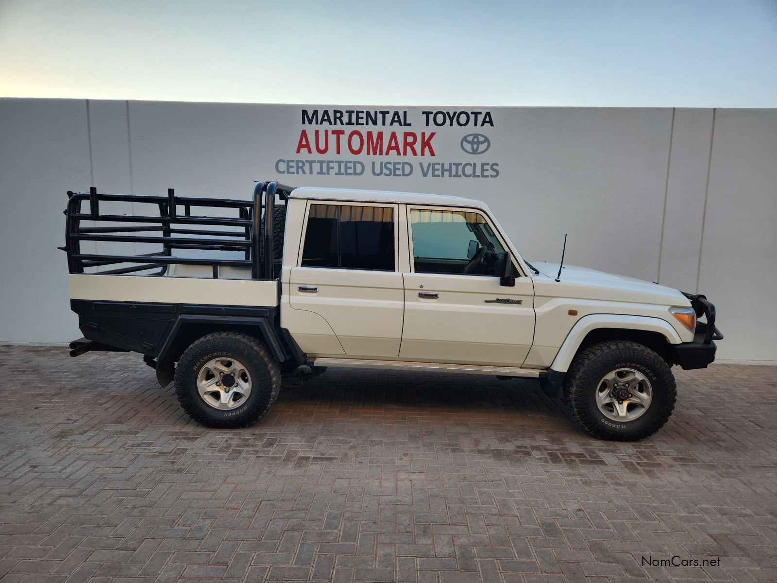 2016 Toyota Land Cruiser photo 3