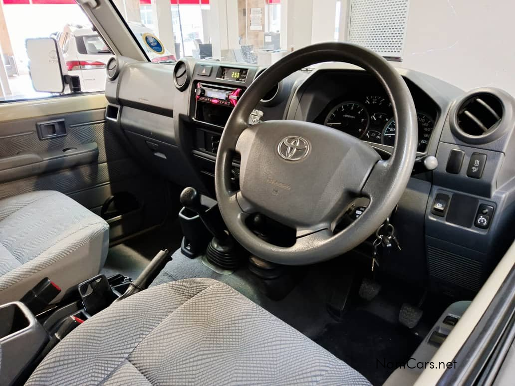 2016 Toyota Land Cruiser photo 5