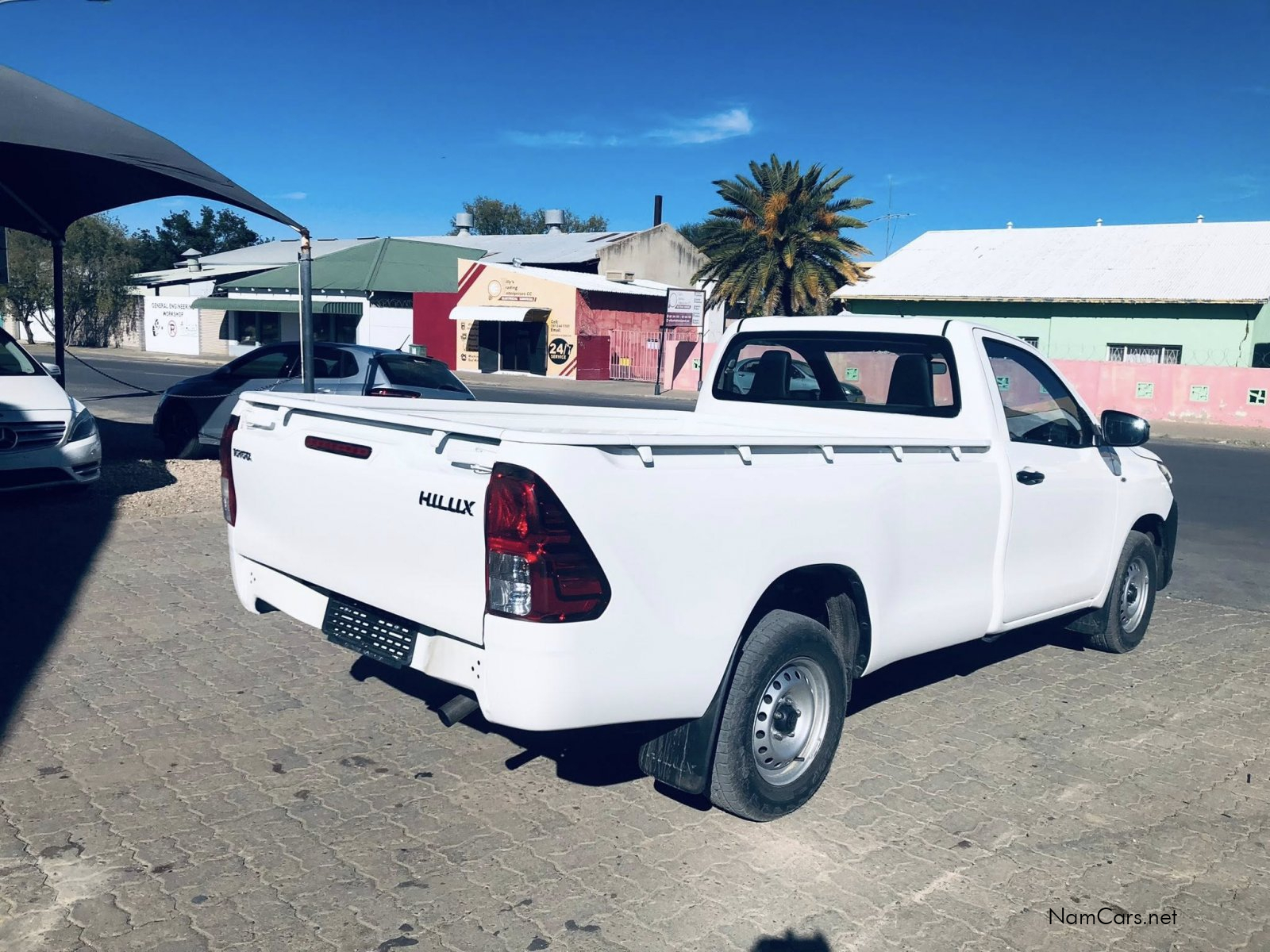 2025 Toyota Hilux photo 2