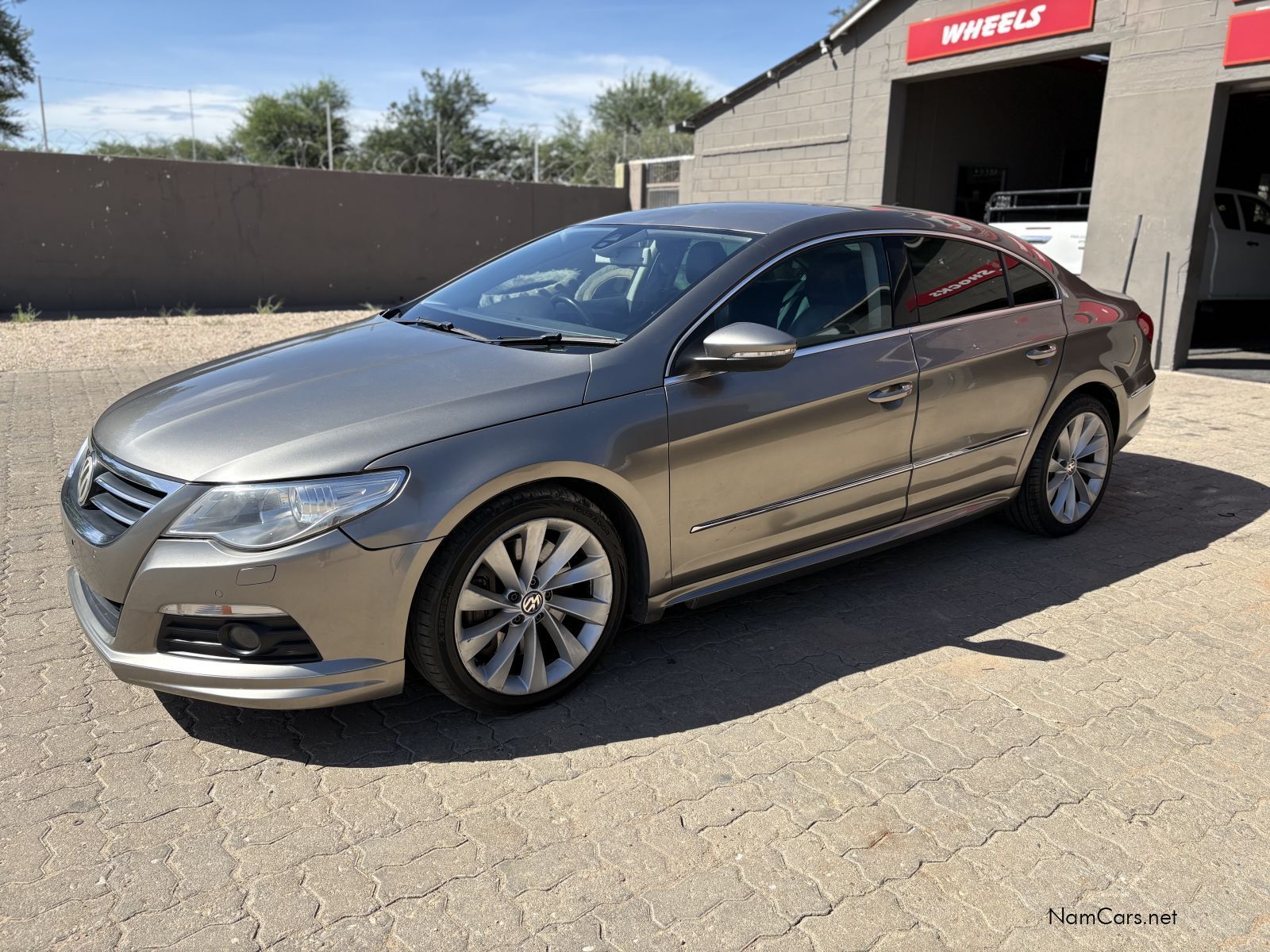2011 Volkswagen Passat photo 2