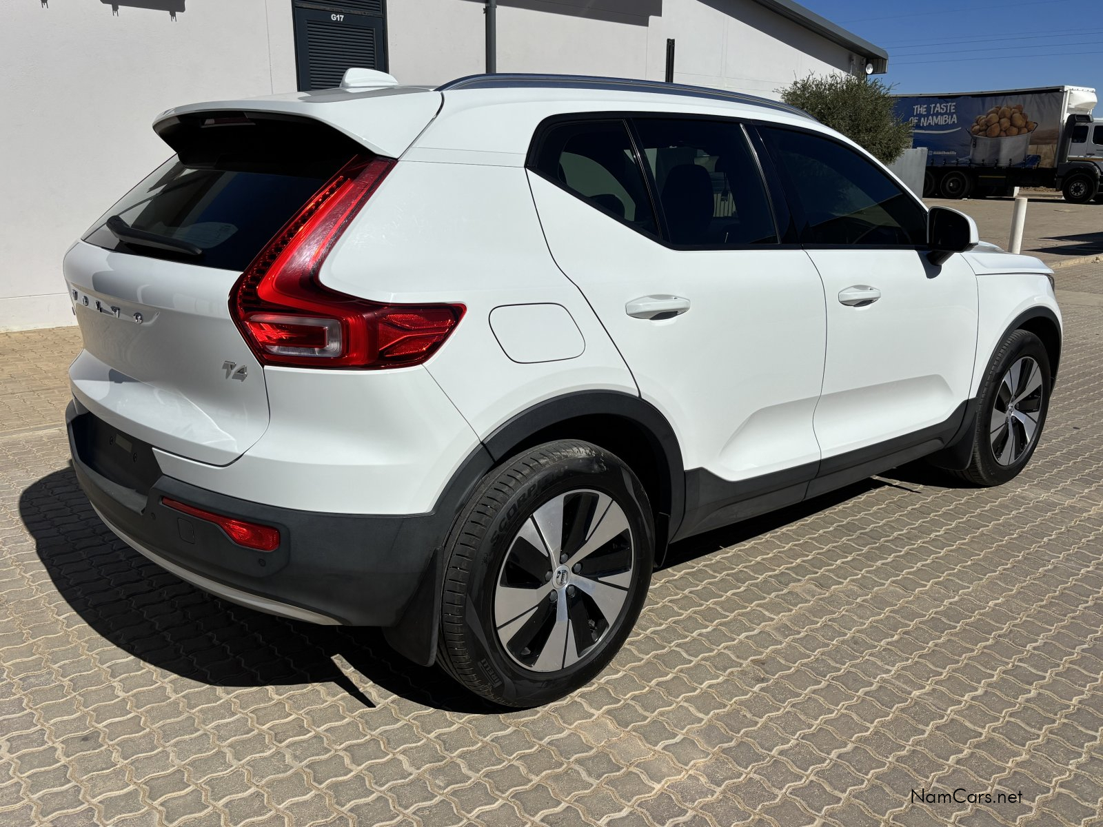 2022 Volvo XC40 photo 4