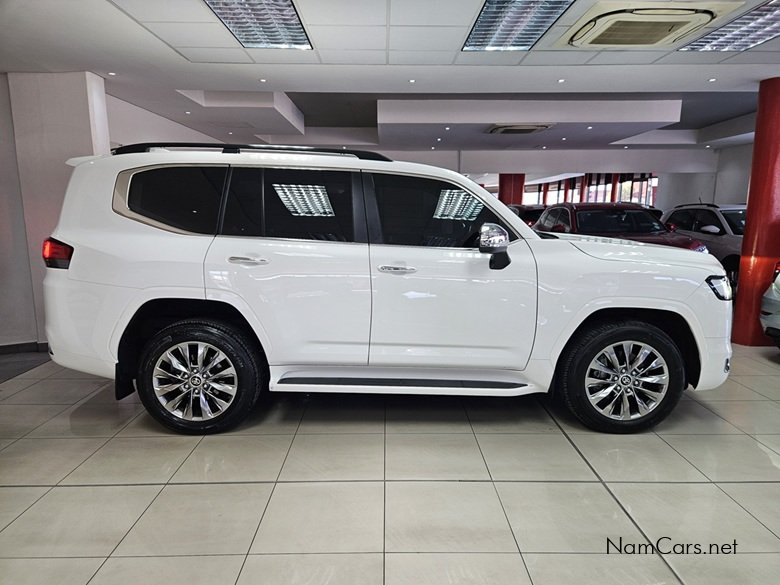 2025 Toyota Land Cruiser photo 3