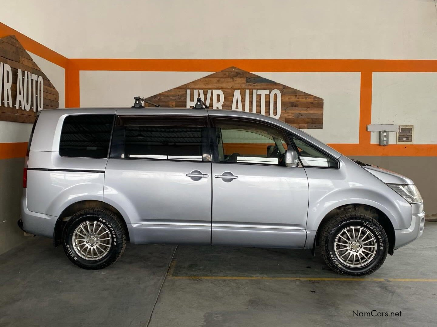 2013 Mitsubishi Delica photo 2