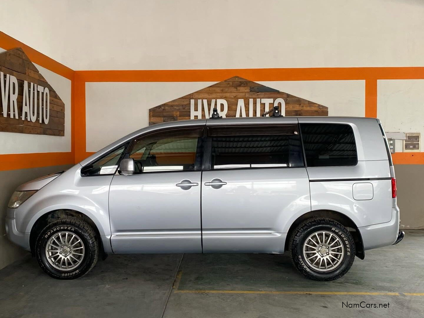 2013 Mitsubishi Delica photo 3
