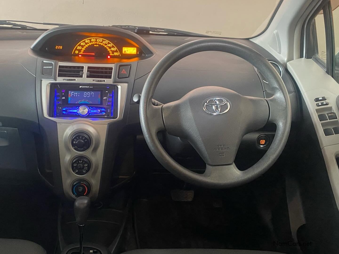2011 Toyota Vitz photo 6