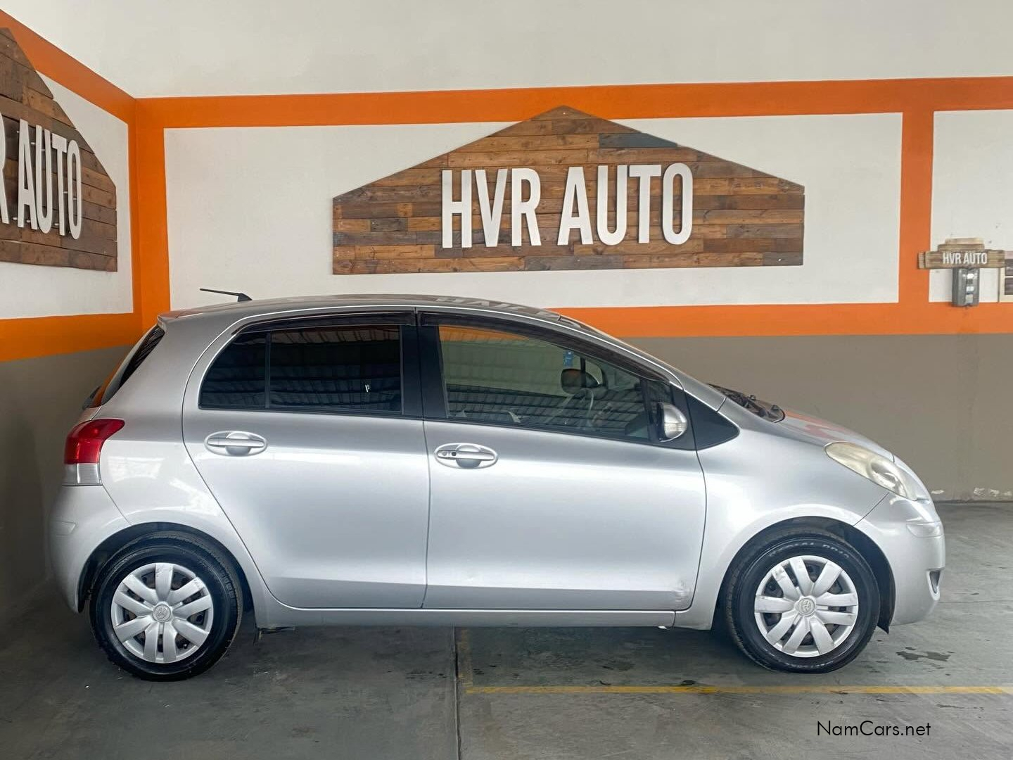 2011 Toyota Vitz photo 2