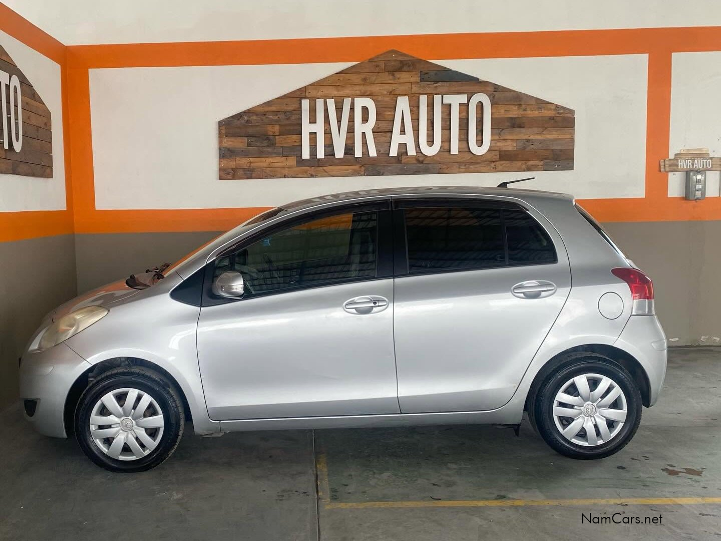 2011 Toyota Vitz photo 3