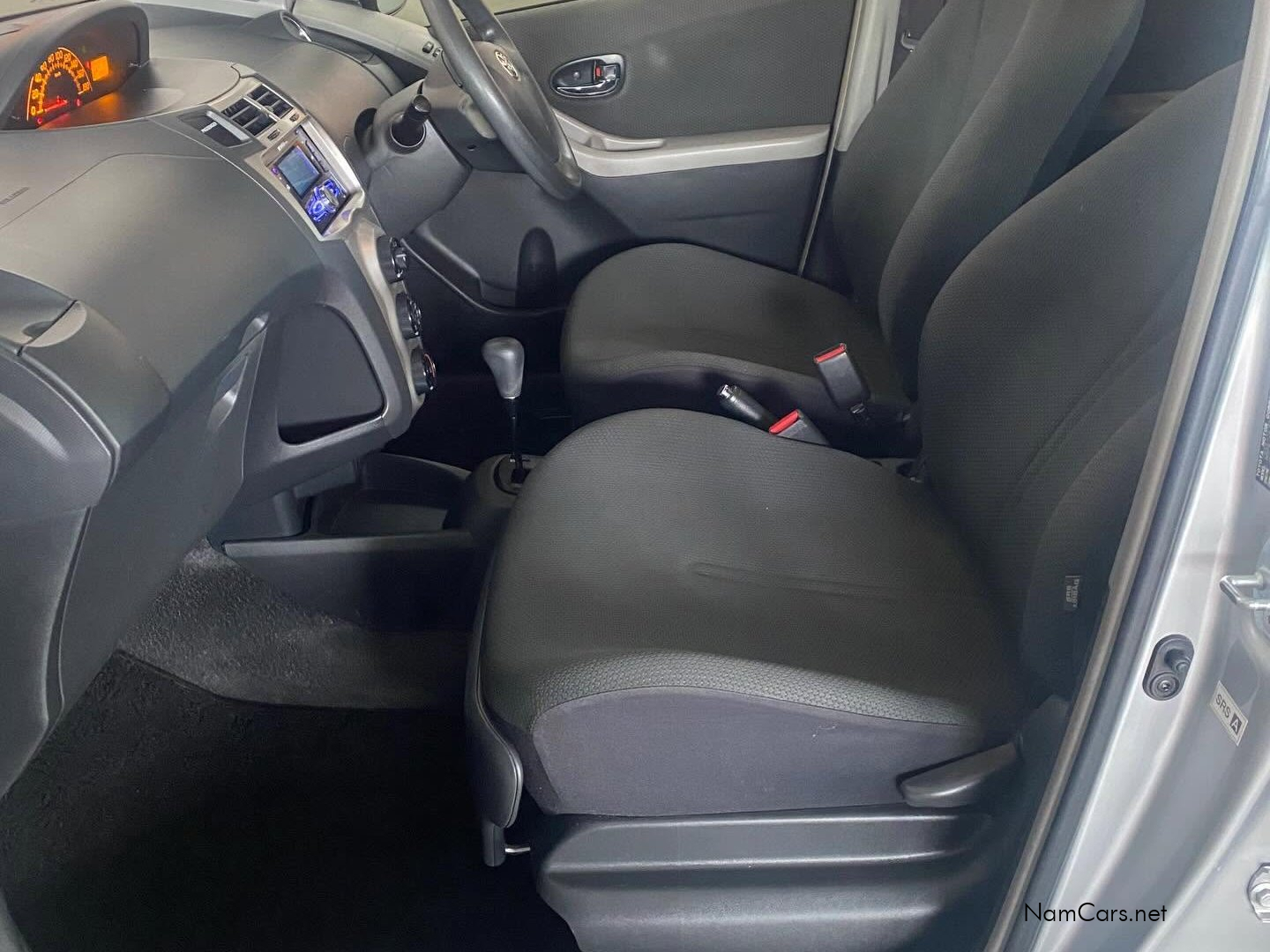 2011 Toyota Vitz photo 4