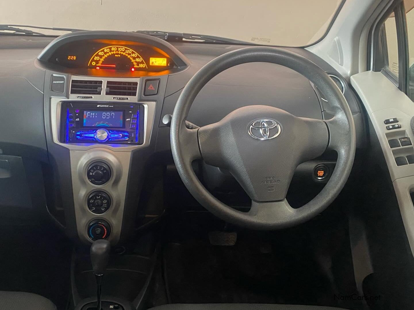 2011 Toyota Vitz photo 5
