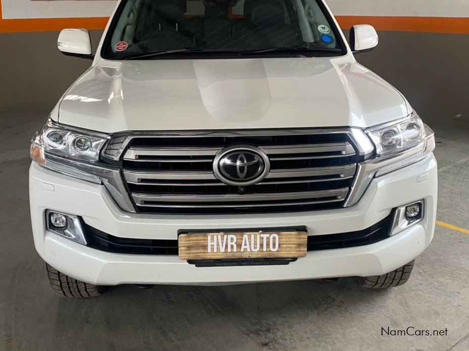 2017 Toyota Land Cruiser photo 2