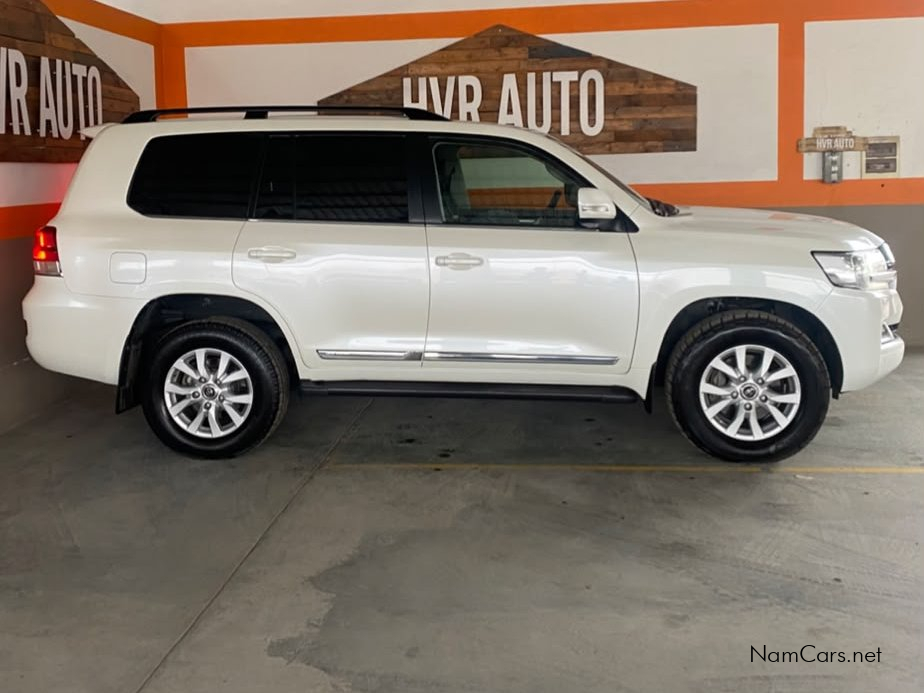 2017 Toyota Land Cruiser photo 3