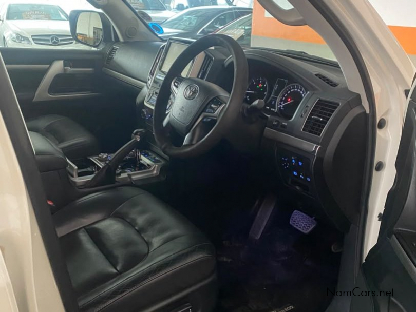 2017 Toyota Land Cruiser photo 5