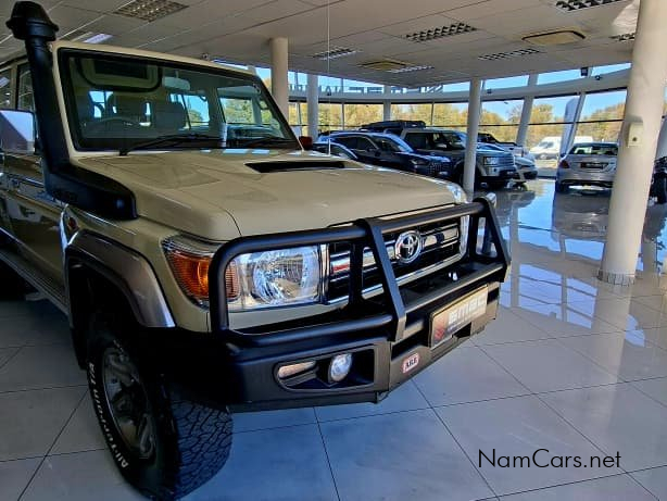 2018 Toyota Land Cruiser photo 2