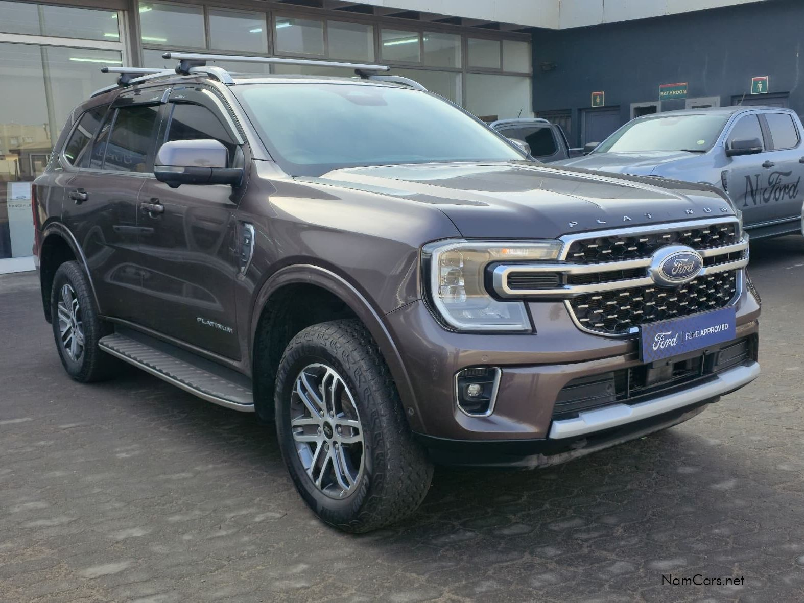2023 Ford Everest photo 2