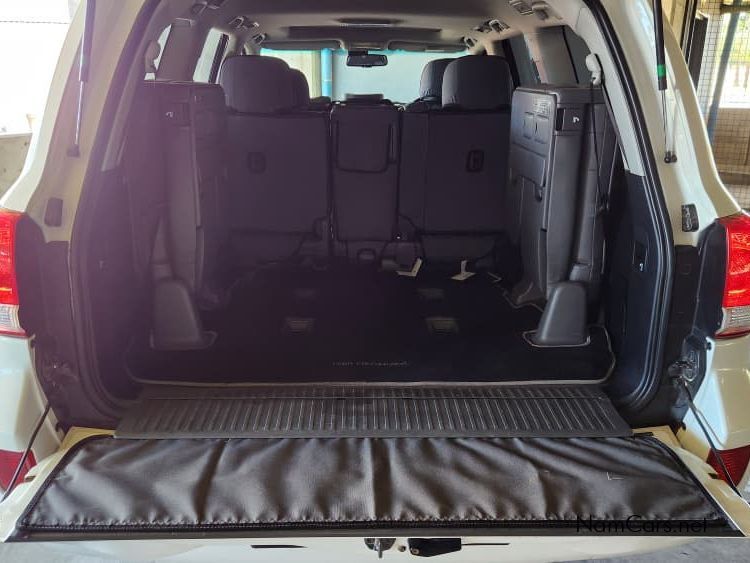 2011 Toyota Land Cruiser photo 12