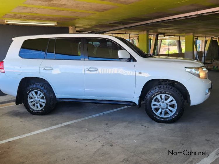 2011 Toyota Land Cruiser photo 2