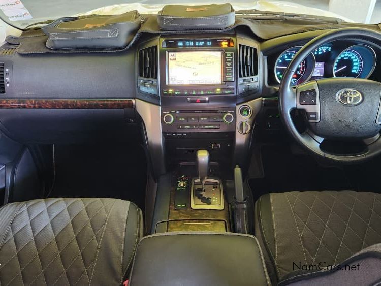 2011 Toyota Land Cruiser photo 4