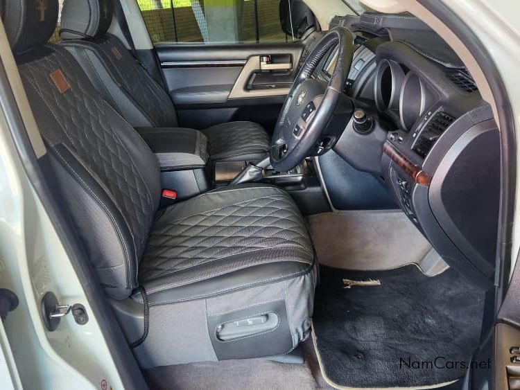 2011 Toyota Land Cruiser photo 7