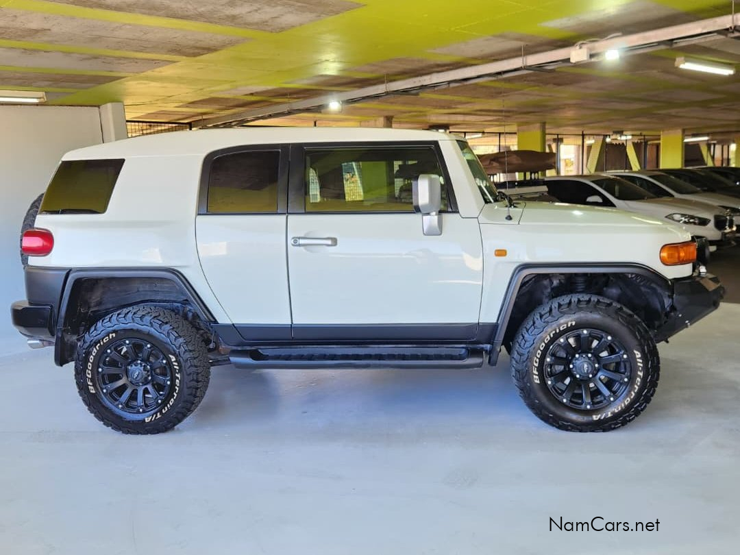 2011 Toyota FJ Cruiser photo 2