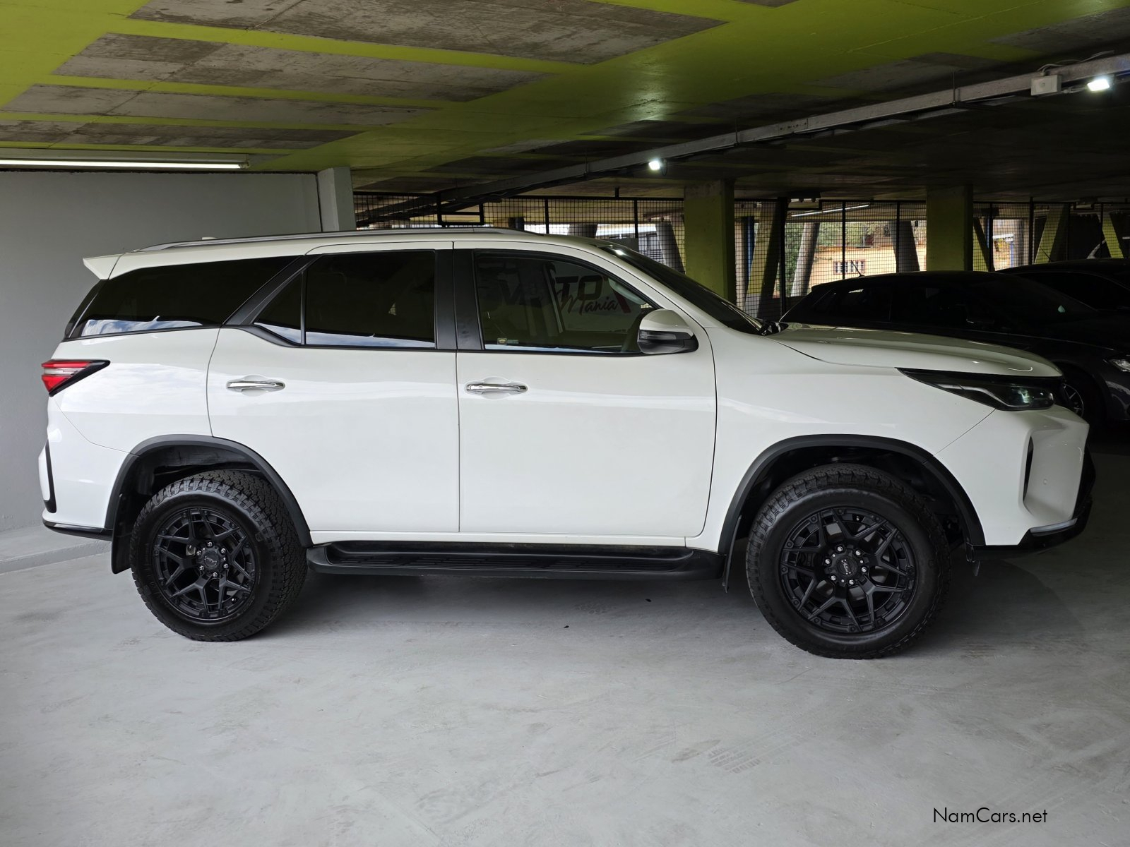 2025 Toyota Fortuner photo 2