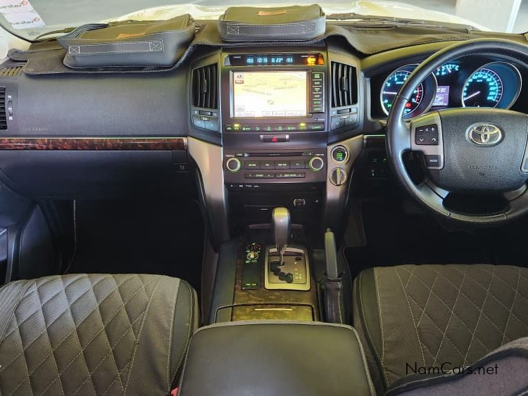 2011 Toyota Land Cruiser photo 4