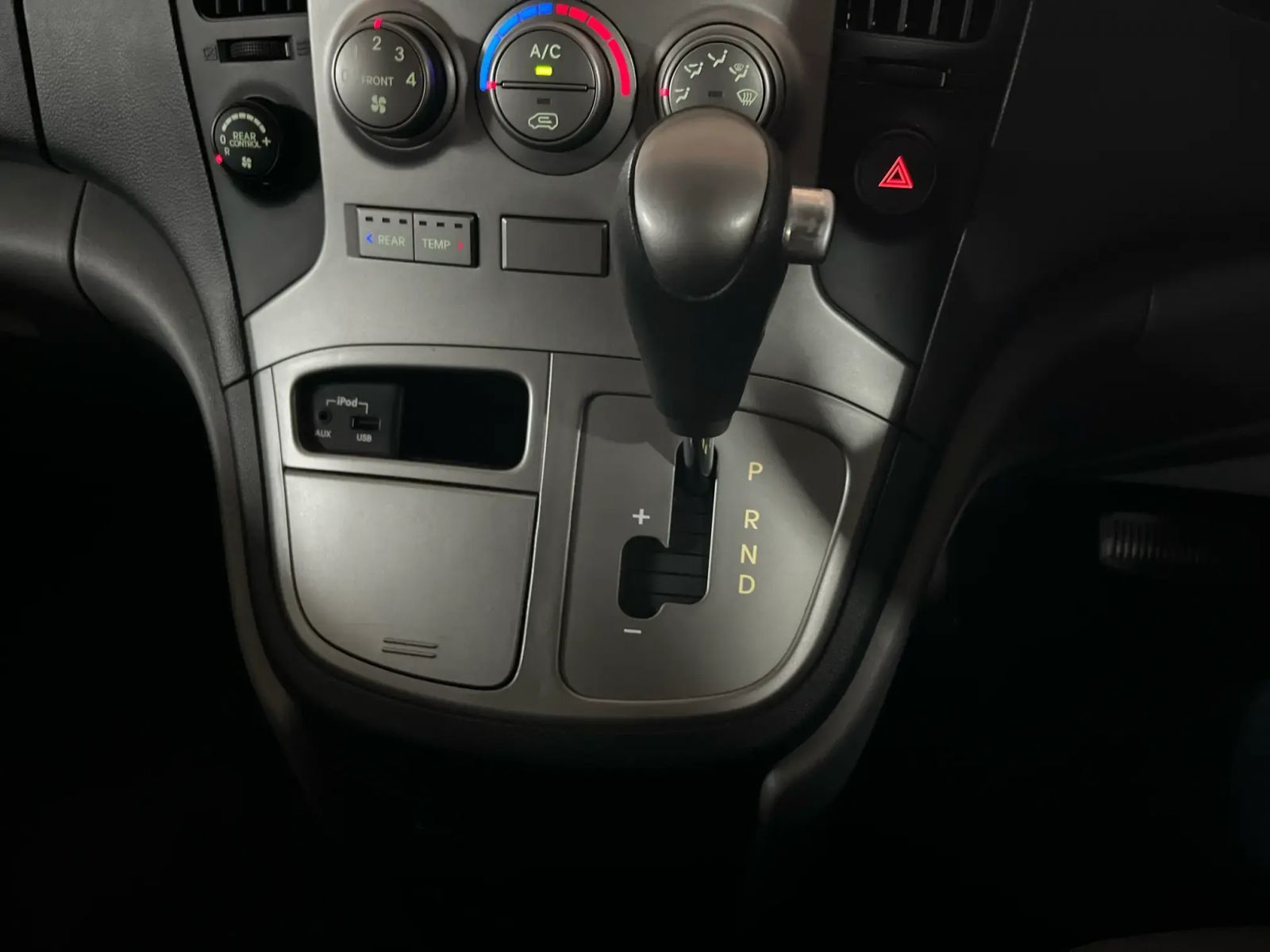 2015 Hyundai H1 photo 10