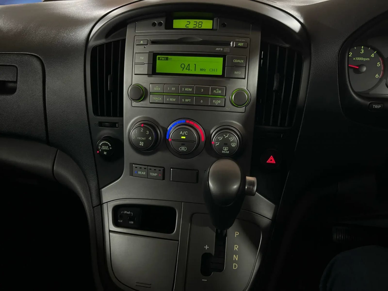 2015 Hyundai H1 photo 8