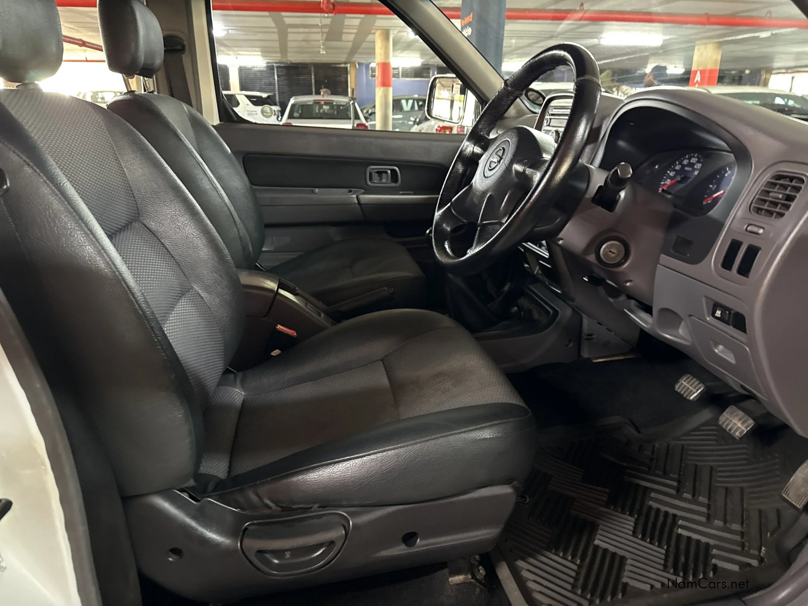 2016 Nissan Hardbody photo 14