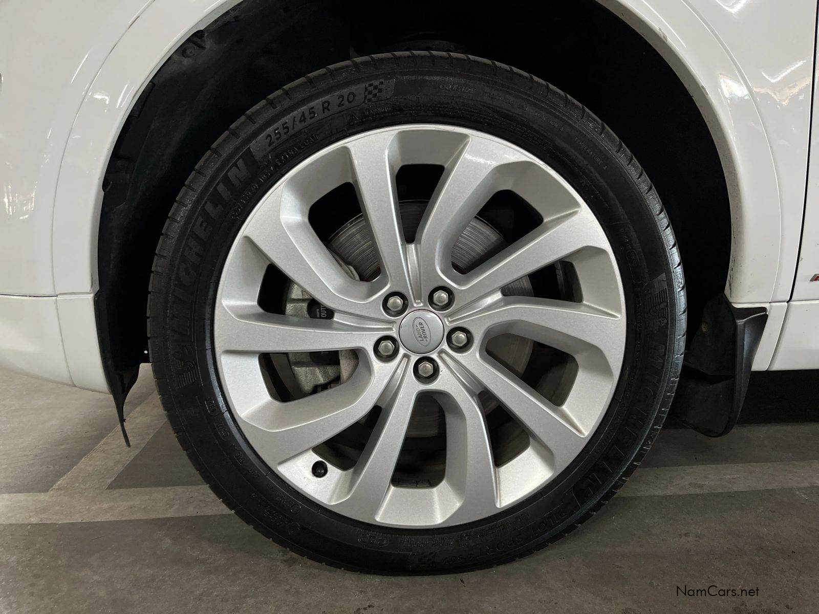 2020 Land Rover Discovery photo 15