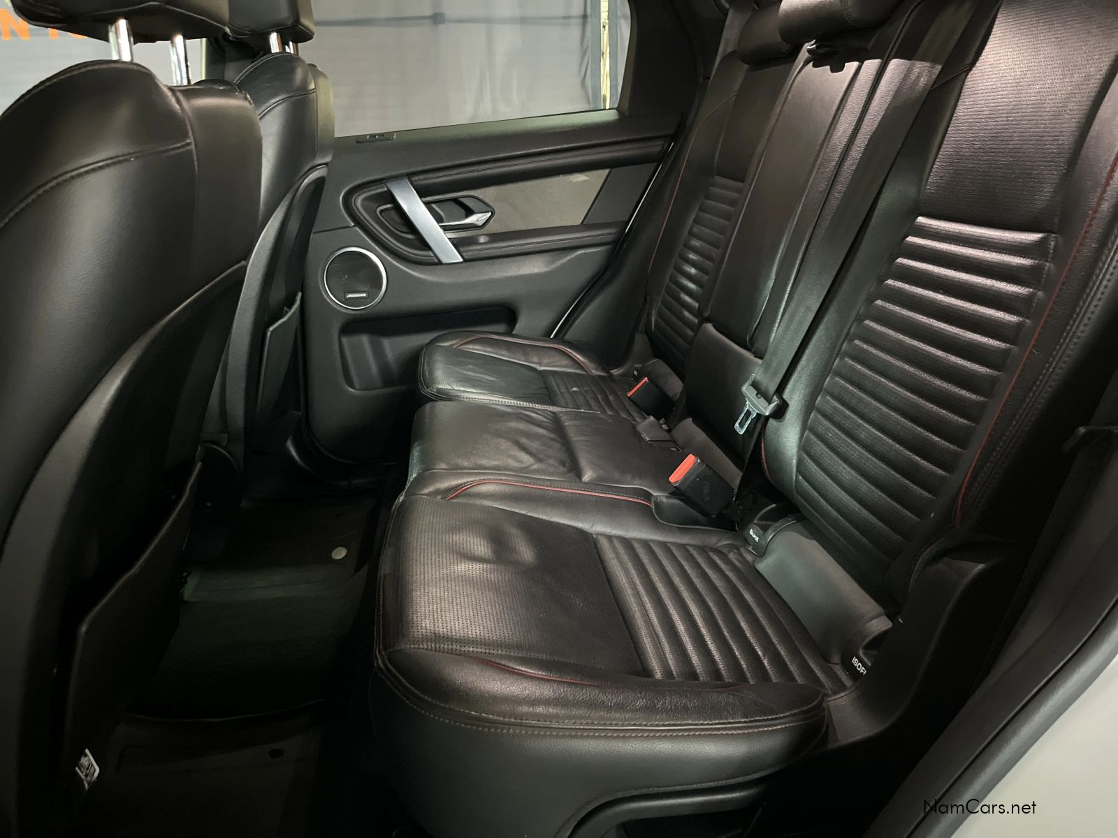 2020 Land Rover Discovery photo 16