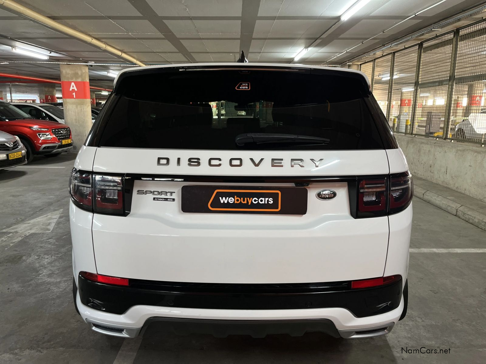 2020 Land Rover Discovery photo 3