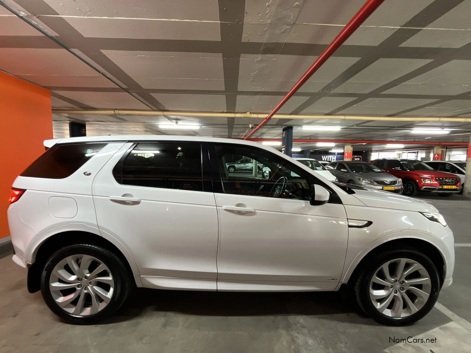 2020 Land Rover Discovery photo 4