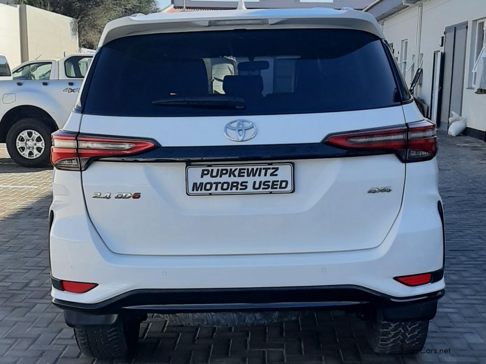 2025 Toyota Fortuner photo 2