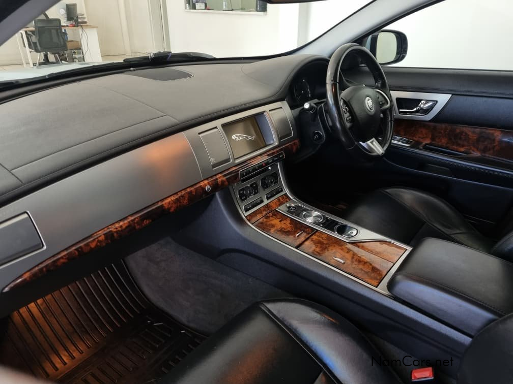 2013 Jaguar XF photo 16