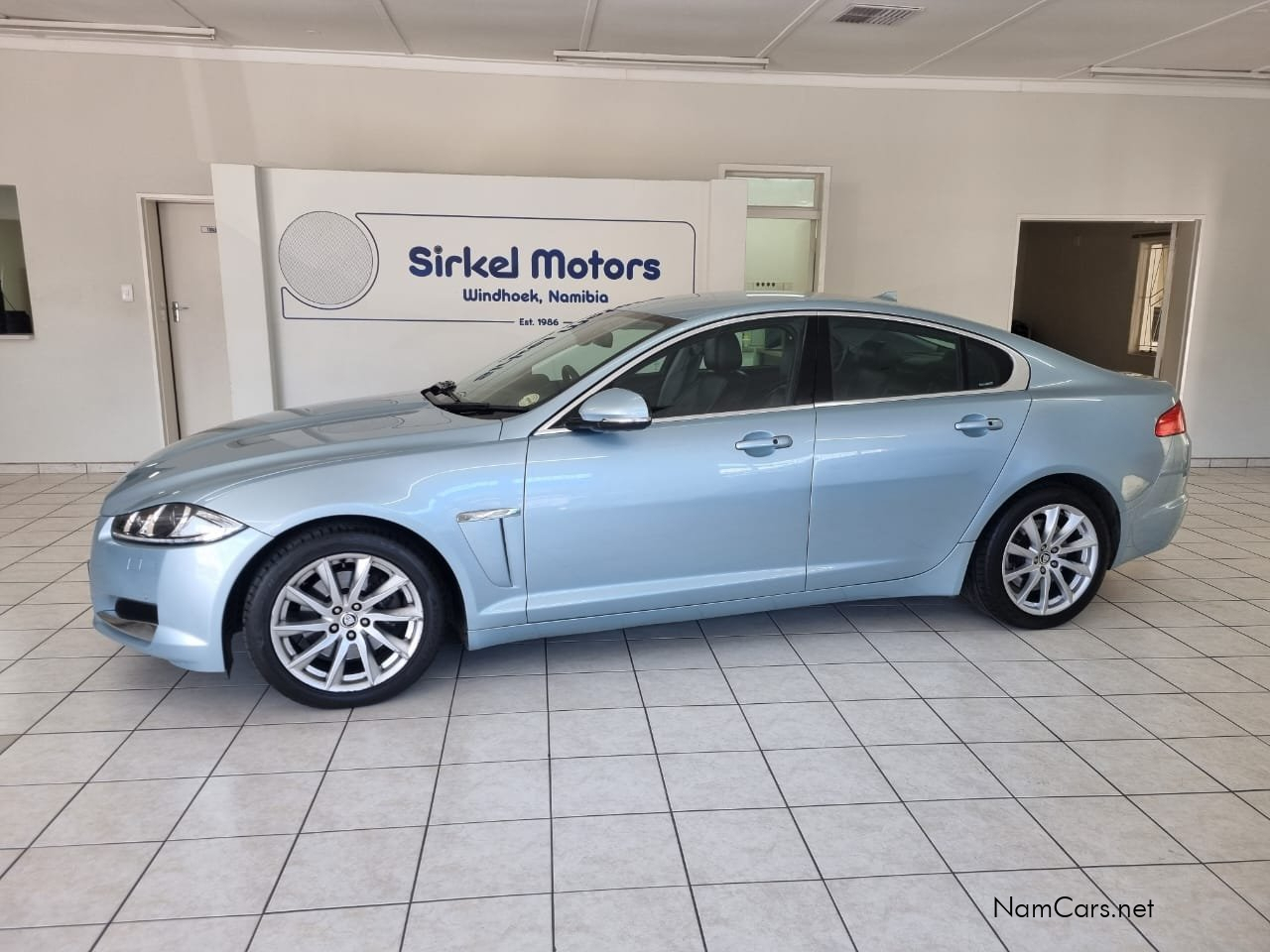 2013 Jaguar XF photo 2