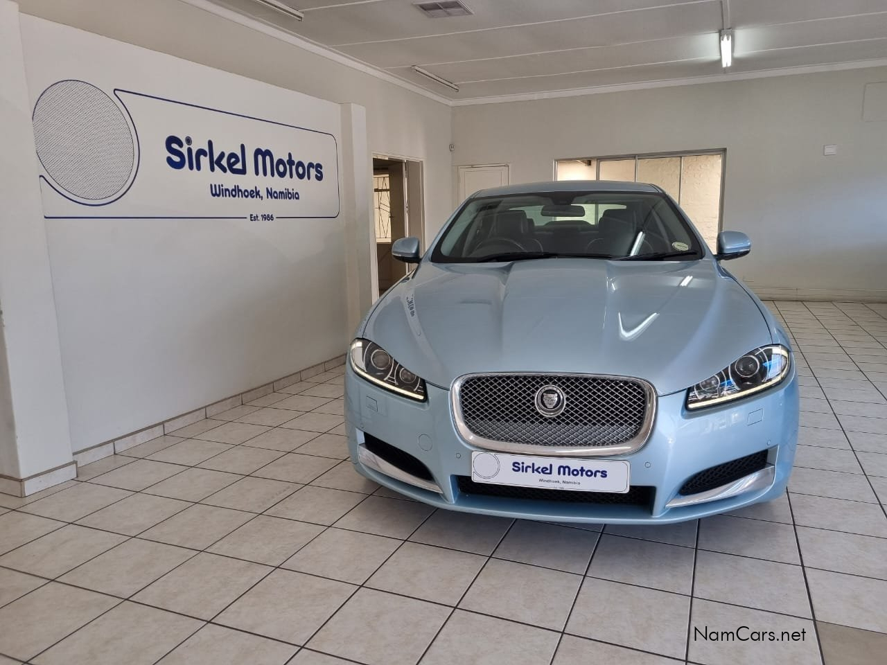 2013 Jaguar XF photo 3