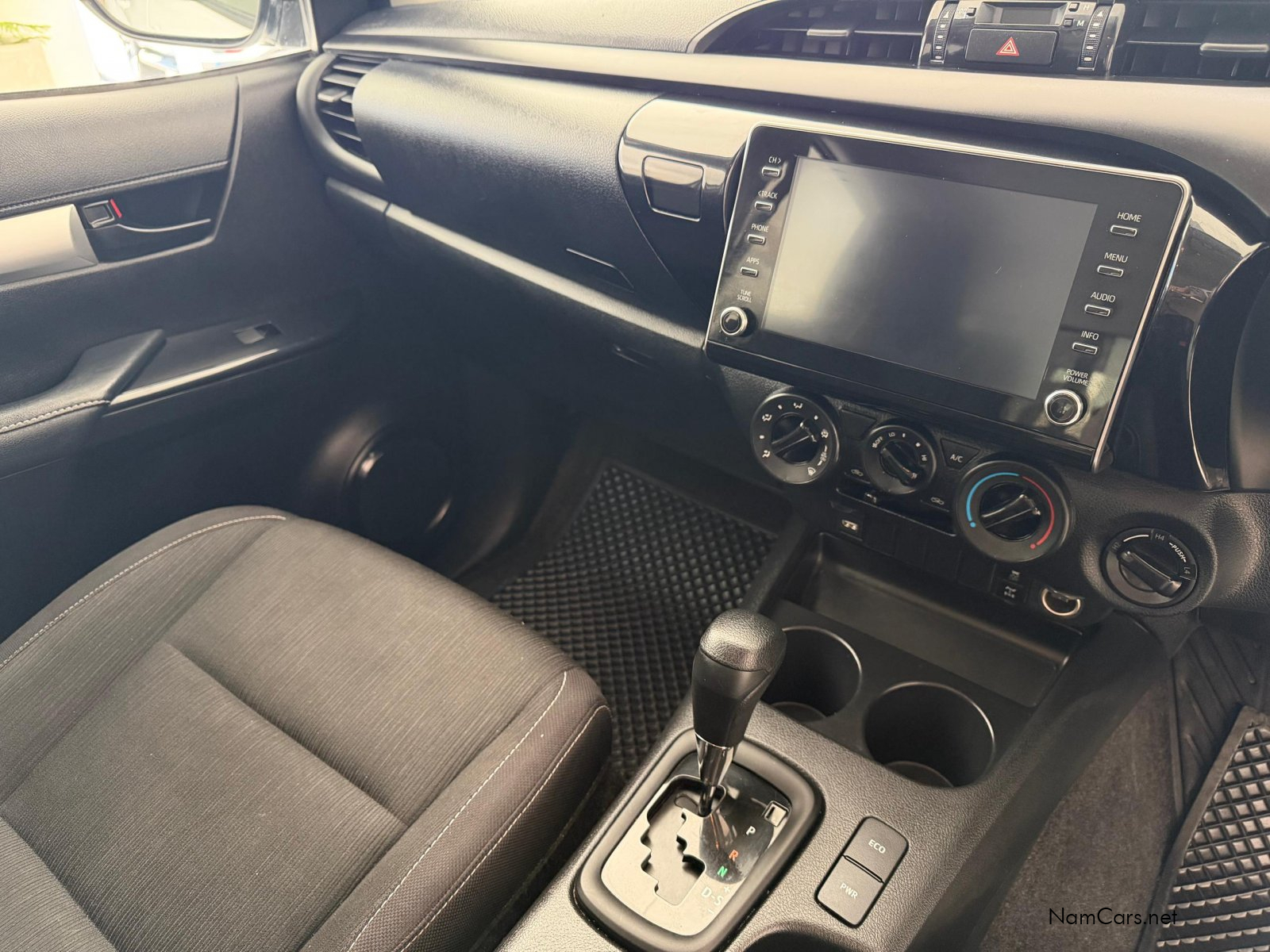 2025 Toyota Hilux photo 16