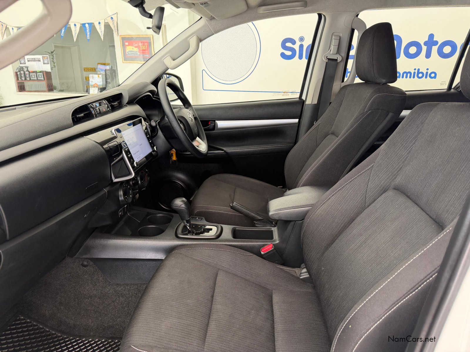 2025 Toyota Hilux photo 17