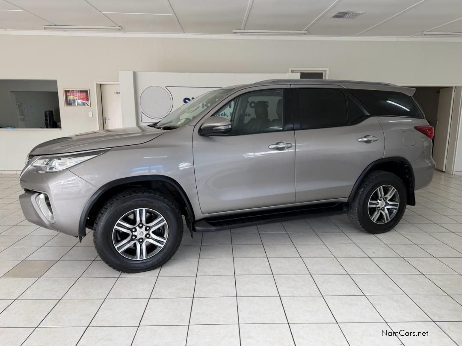 2018 Toyota Fortuner photo 2
