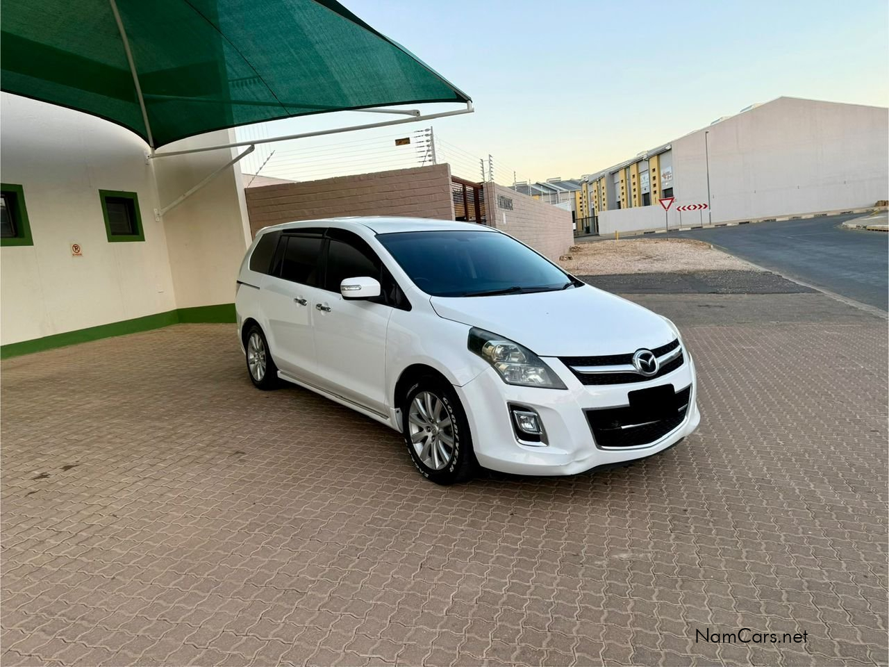 2011 Mazda MPV photo 1