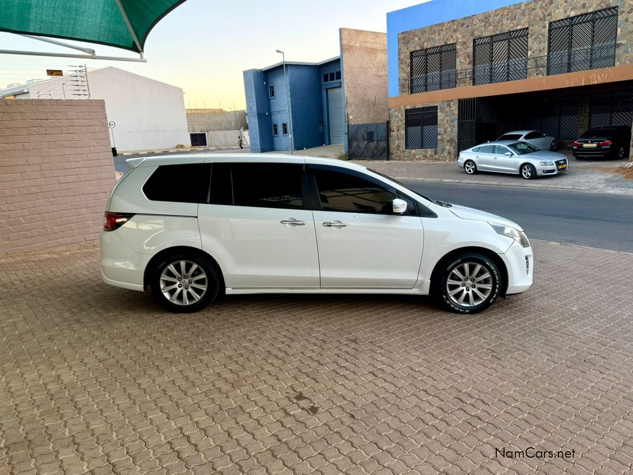 2011 Mazda MPV photo 3