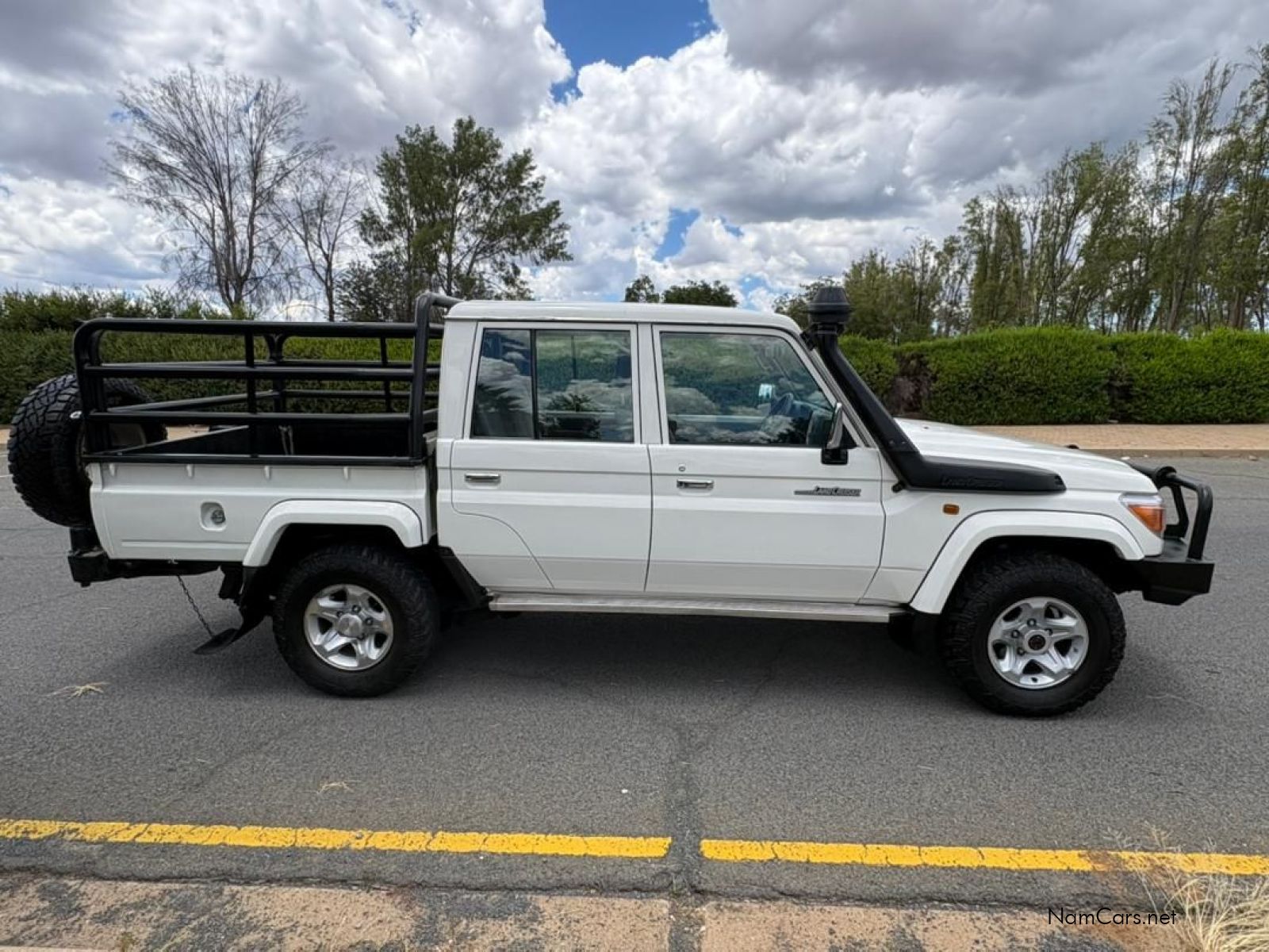 2018 Toyota Land Cruiser photo 1