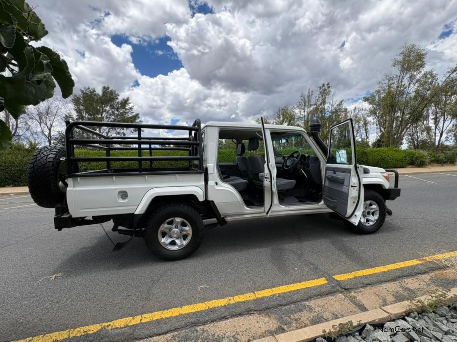 2018 Toyota Land Cruiser photo 2